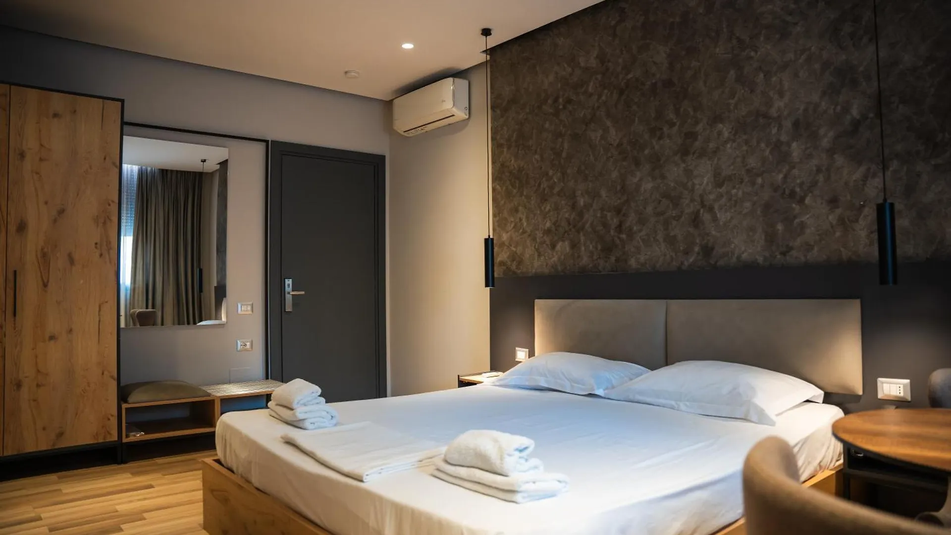 Center Boutique Hotel تيرانا