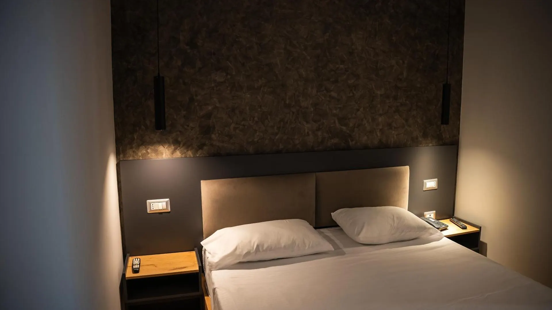 Center Boutique Hotel تيرانا